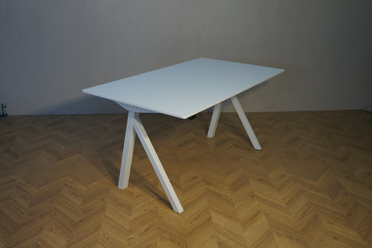 Arnehus hæve-sænkebord 120x80 cm hvid HPL med affasede kanter set forfra