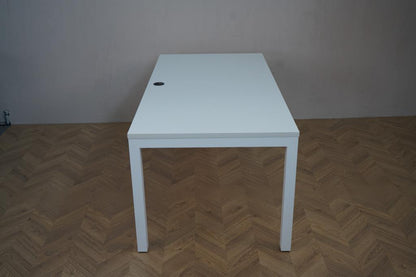Sidetag af Arnehus hæve-sænkebord 160x80 i hvid med robust firebensramme og justerbar højde.