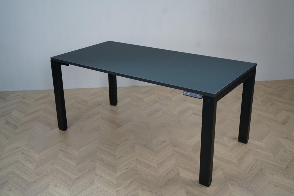 Detaljeret frontbillede af Arnehus hæve-sænkebord 160x80 i sort linoleum med dobbelt motorsystem og stabil ramme.