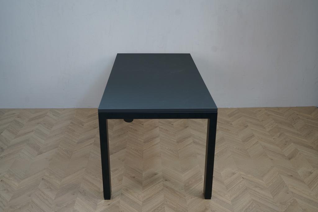 Sidetag af Arnehus hæve-sænkebord 160x80 med sort linoleum og robust firebensramme med dobbelt motorsystem.