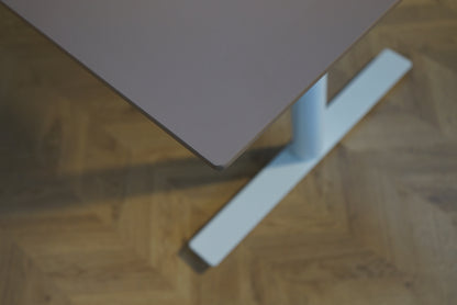 Close up af valnød linoleum og affaset kant på Arnehus hæve-sænkebord
