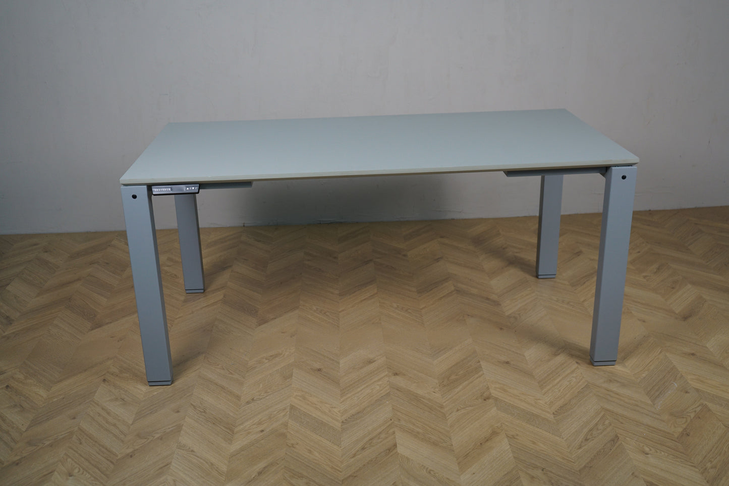 Arnehus hæve-sænkebord i grå set forfra, helt nyt skrivebord 160x80 cm med højdejustering.