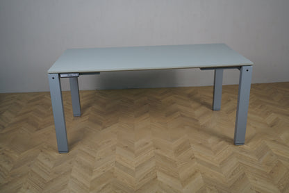 Arnehus hæve-sænkebord i grå set forfra, helt nyt skrivebord 160x80 cm med højdejustering.