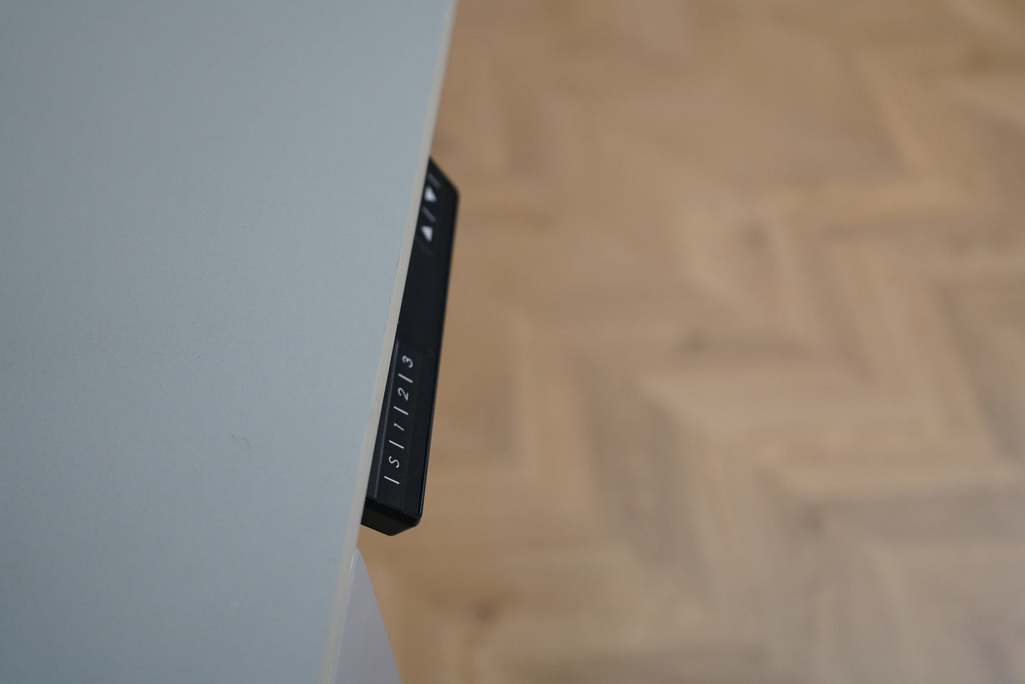 Arnehus hæve-sænkebord i grå fotograferet ovenfra, minimalistisk nyt skrivebord på 160x80 cm.