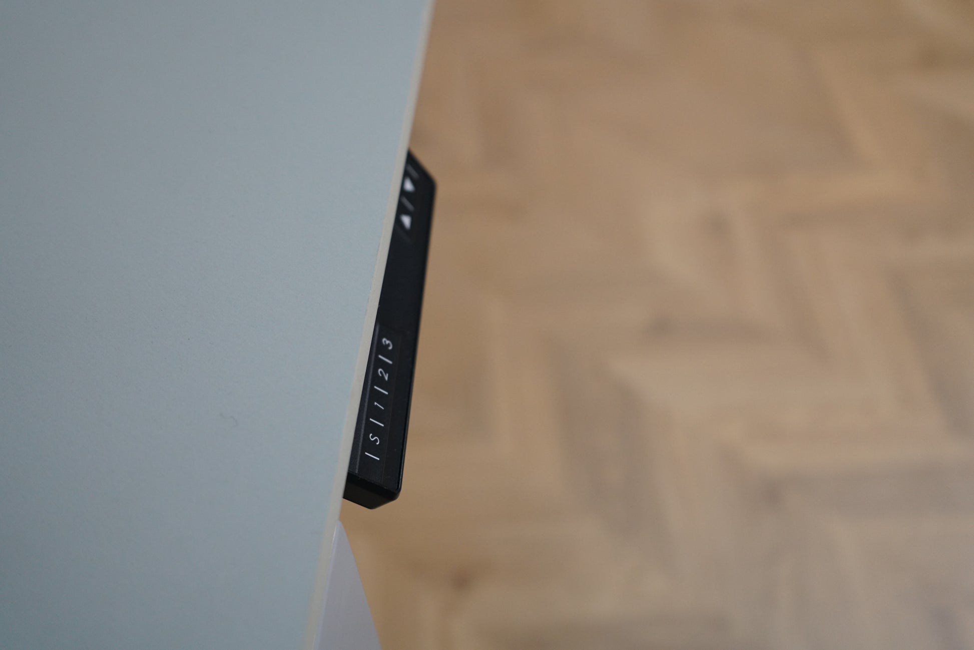 Arnehus hæve-sænkebord i grå fotograferet ovenfra, minimalistisk nyt skrivebord på 160x80 cm.