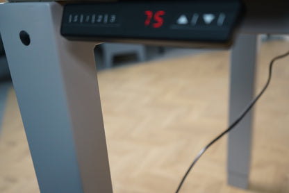 Nærbillede af betjeningspanel på Arnehus hæve-sænkebord i grå med digitale højdeknapper.