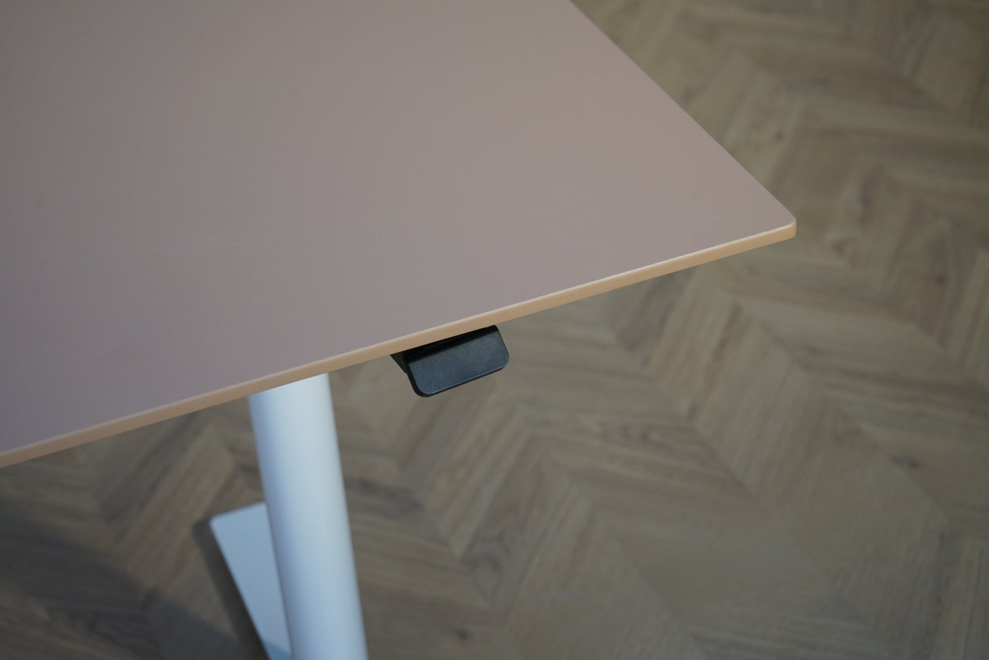 Digital hæve-sænke knap på Arnehus skrivebord med valnød linoleum