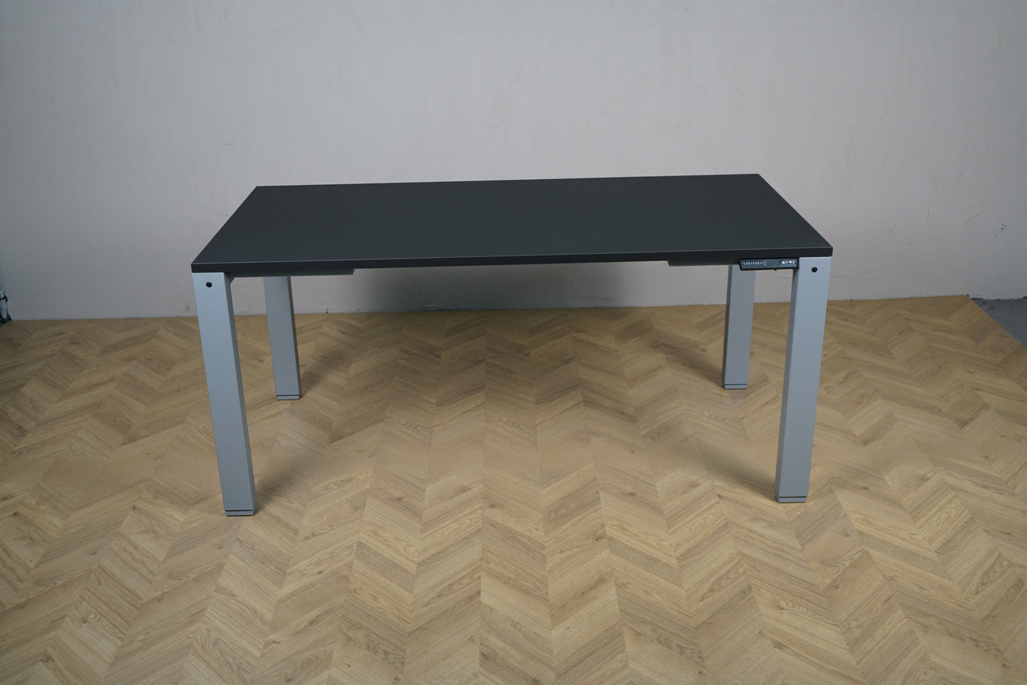 Arnehus hæve-sænkebord i sort set forfra, helt nyt skrivebord 160x80 cm med højdejustering.