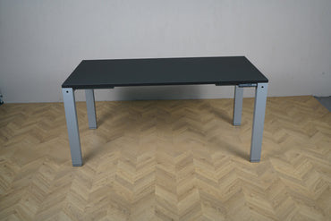 Arnehus hæve-sænkebord i sort set forfra, helt nyt skrivebord 160x80 cm med højdejustering.
