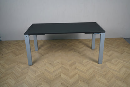 Arnehus hæve-sænkebord i sort set forfra, helt nyt skrivebord 160x80 cm med højdejustering.
