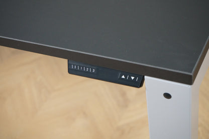 Arnehus hæve-sænkebord i sort fotograferet ovenfra, minimalistisk nyt skrivebord på 160x80 cm.