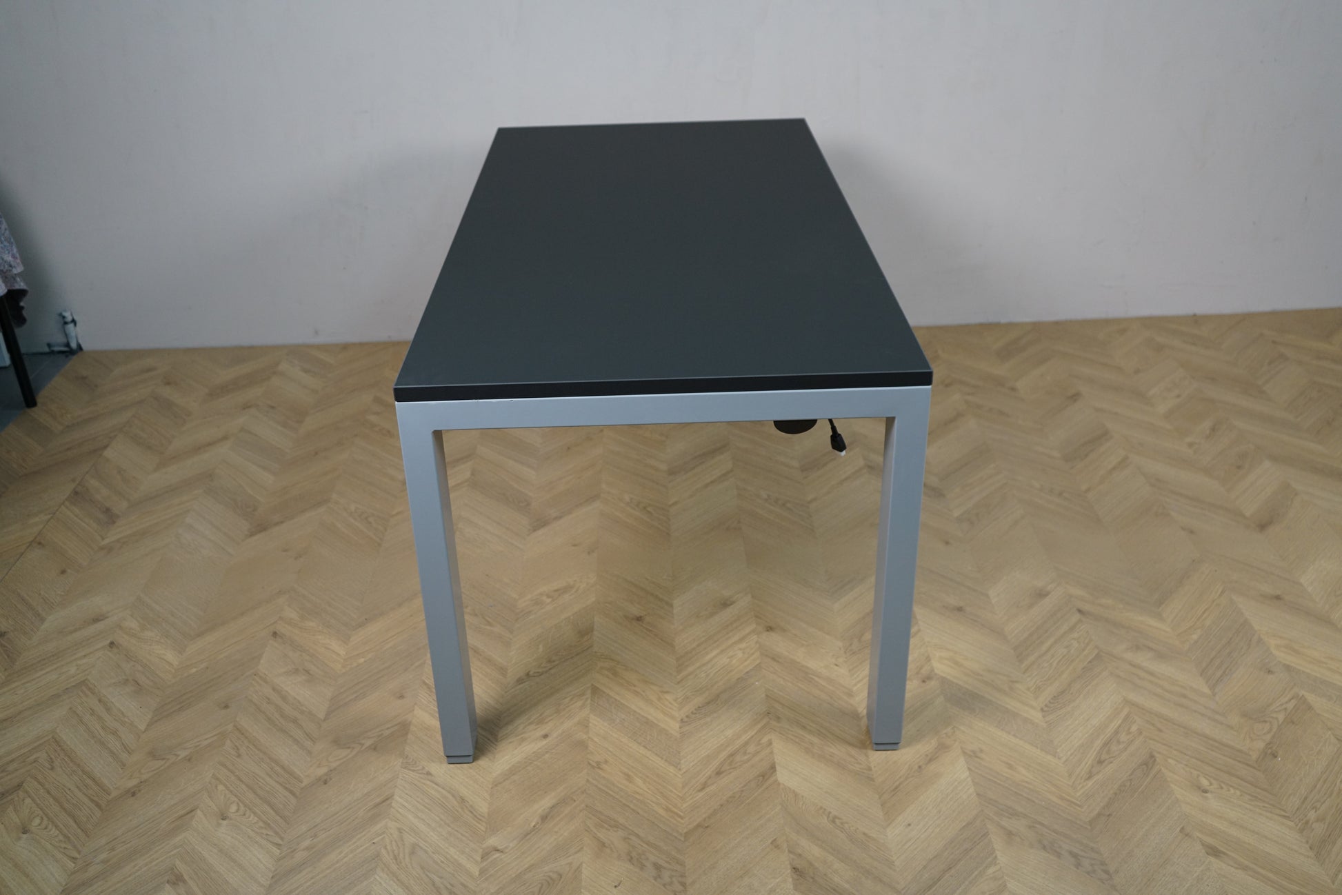 Nærbillede af betjeningspanel på Arnehus hæve-sænkebord i sort med digitale højdeknapper.