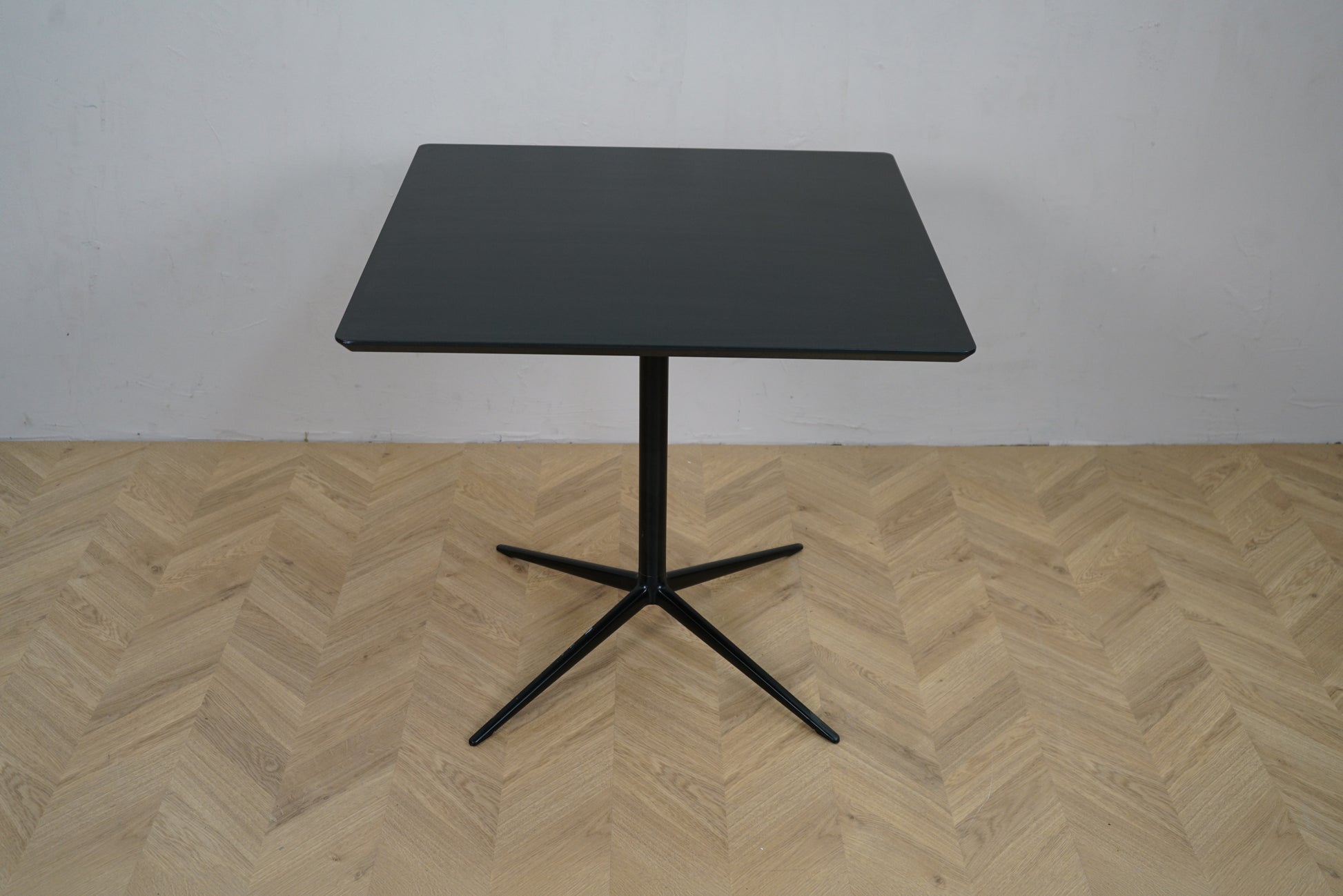 Arper sort cafébord med firkantet bordplade 80x80 set forfra