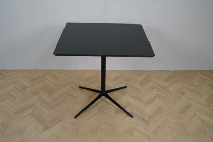 Arper sort cafébord med firkantet bordplade 80x80 set forfra