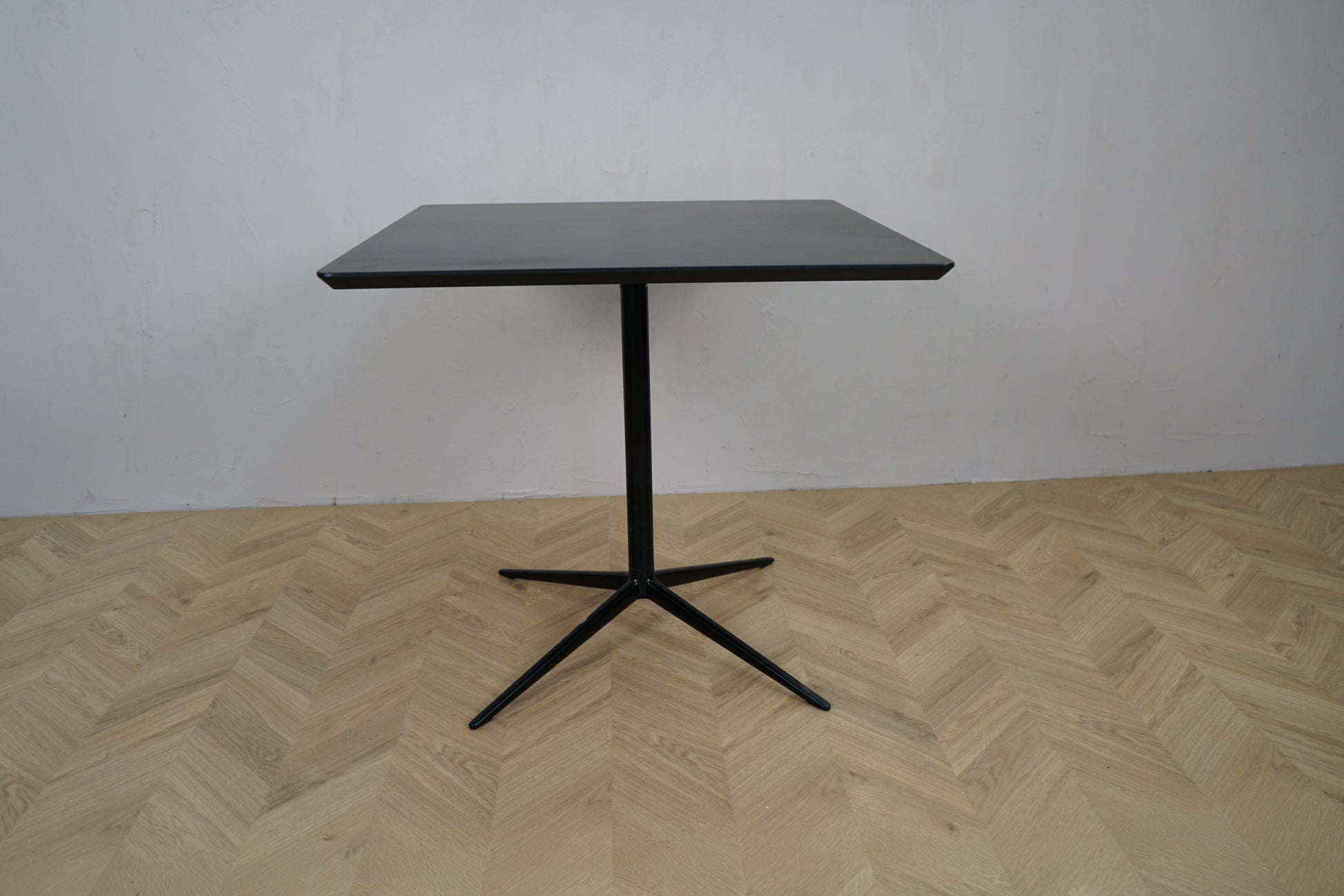 Arper cafébord i sort med firkantet bordplade 80x80 set fra siden