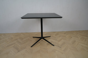 Arper cafébord i sort med firkantet bordplade 80x80 set fra siden