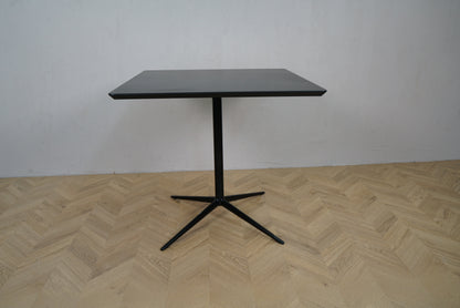 Arper cafébord i sort med firkantet bordplade 80x80 set fra siden