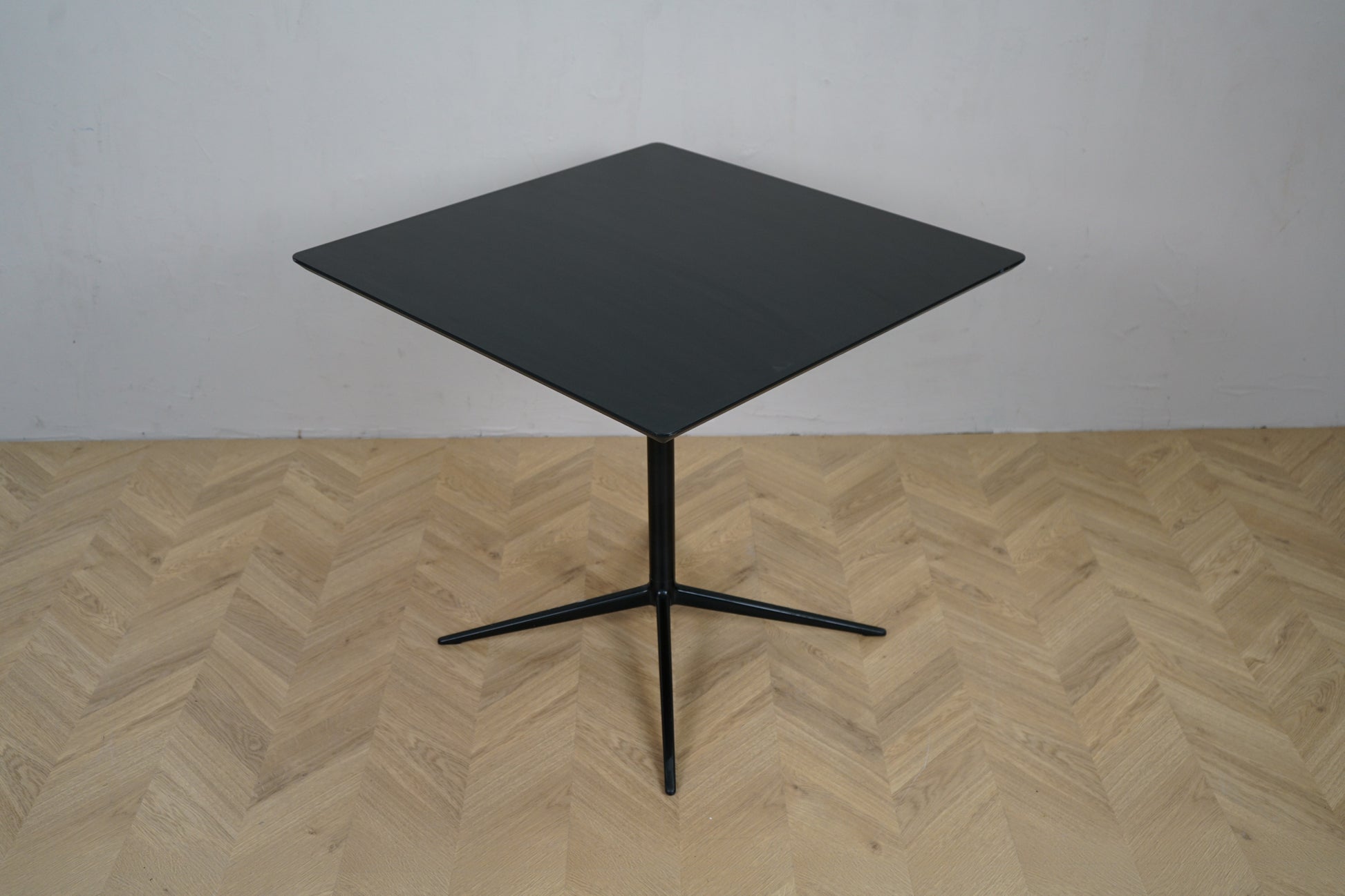 Arper sort cafébord 80x80 med firkantet top set ovenfra