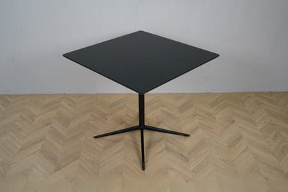 Arper sort cafébord 80x80 med firkantet top set ovenfra