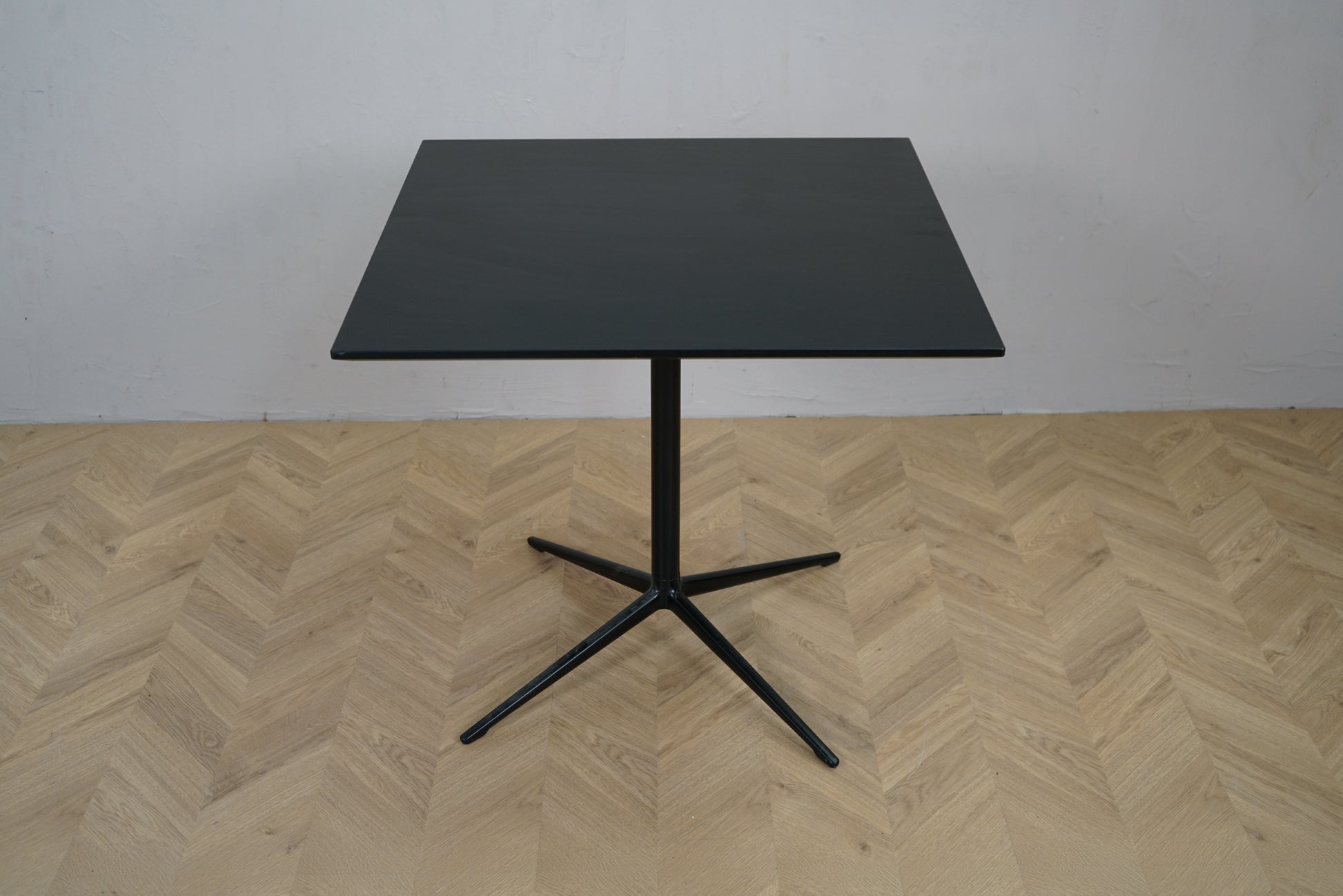 Arper sort cafébord med firkantet bordplade 80x80 set forfra