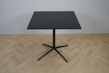 Arper sort cafébord med firkantet bordplade 80x80 set forfra