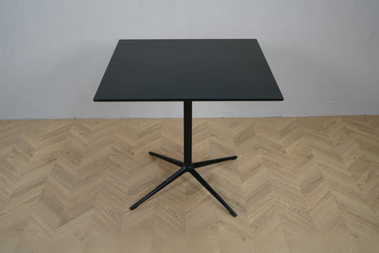 Arper sort cafébord med firkantet bordplade 80x80 set forfra