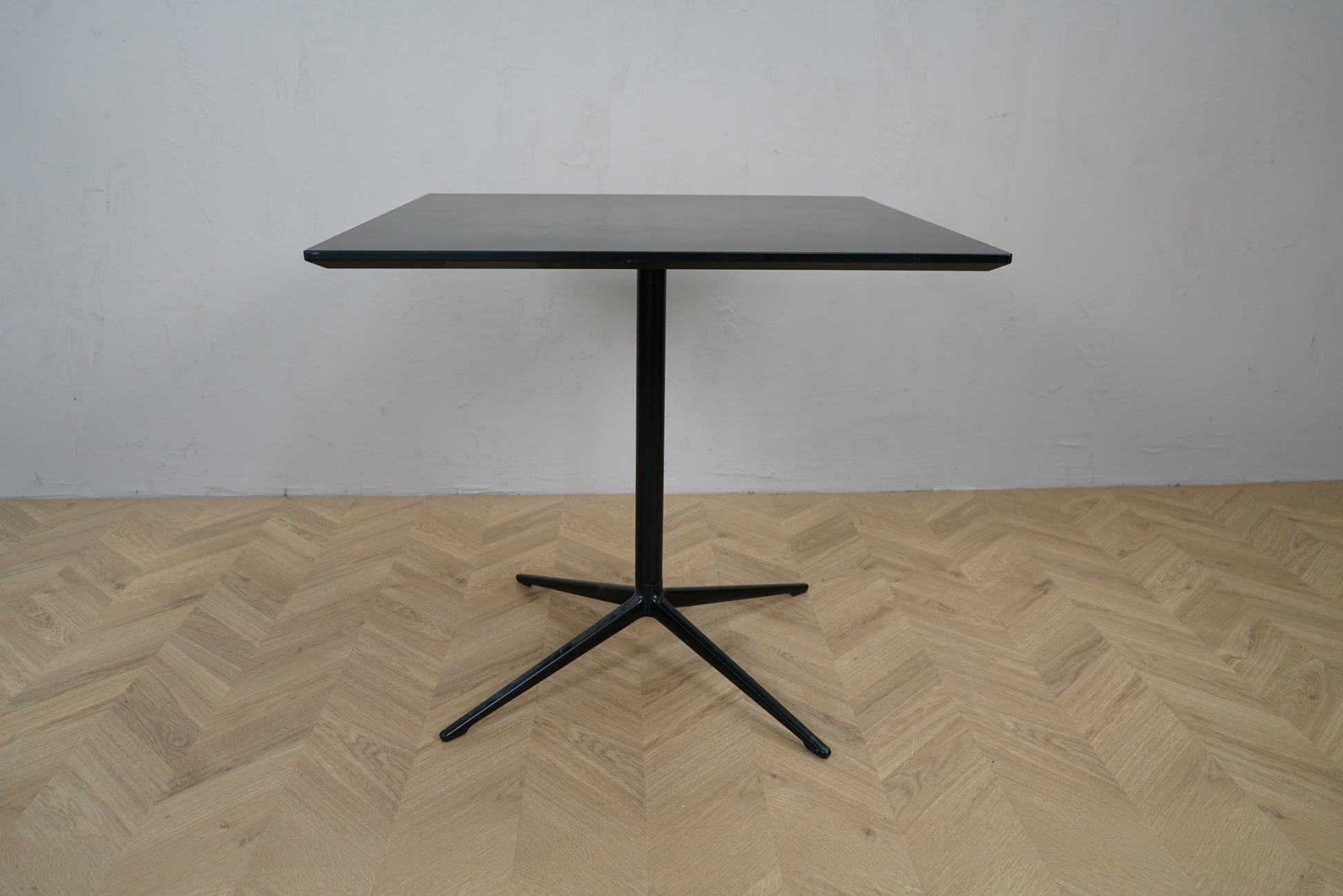 Arper cafébord i sort med firkantet bordplade 80x80 set fra siden