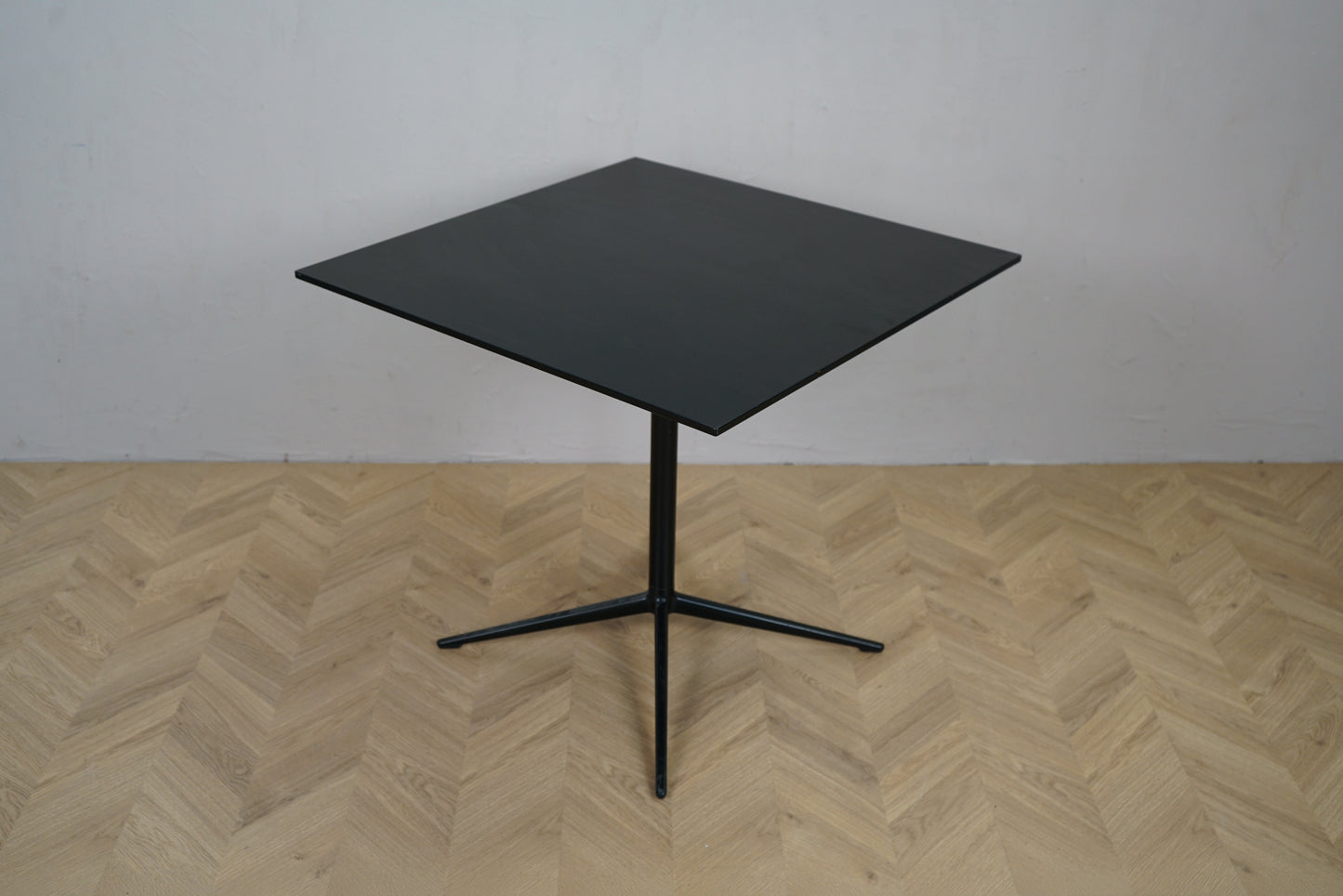 Arper sort cafébord 80x80 med firkantet top set ovenfra