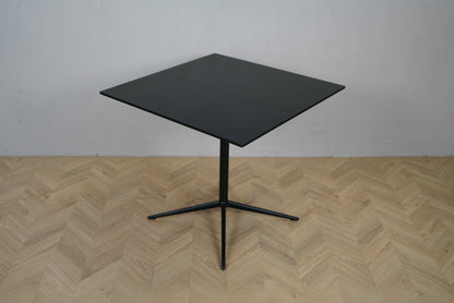 Arper sort cafébord 80x80 med firkantet top set ovenfra