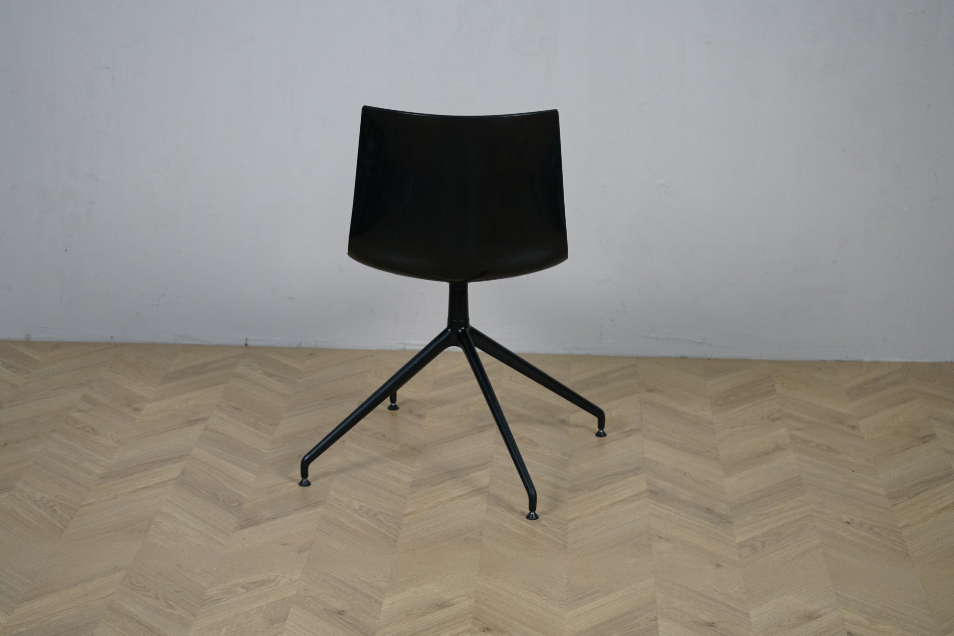 Arper Catifa 46 konferencestol set bagfra med grå polstring