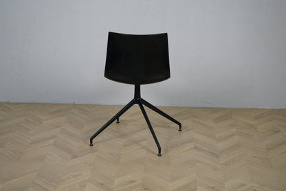 Arper Catifa 46 konferencestol set bagfra med grå polstring