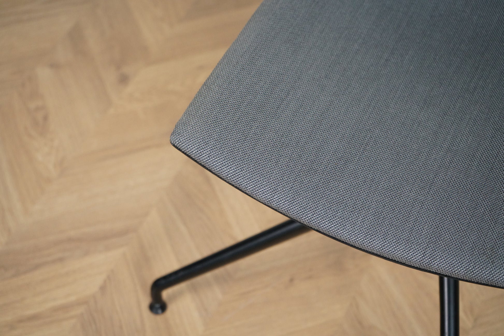 Close up af Arper Catifa 46 konferencestolens grå polstring