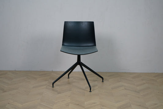 Arper Catifa 46 konferencestol set forfra med grå polstring og sort aluminium drejestel