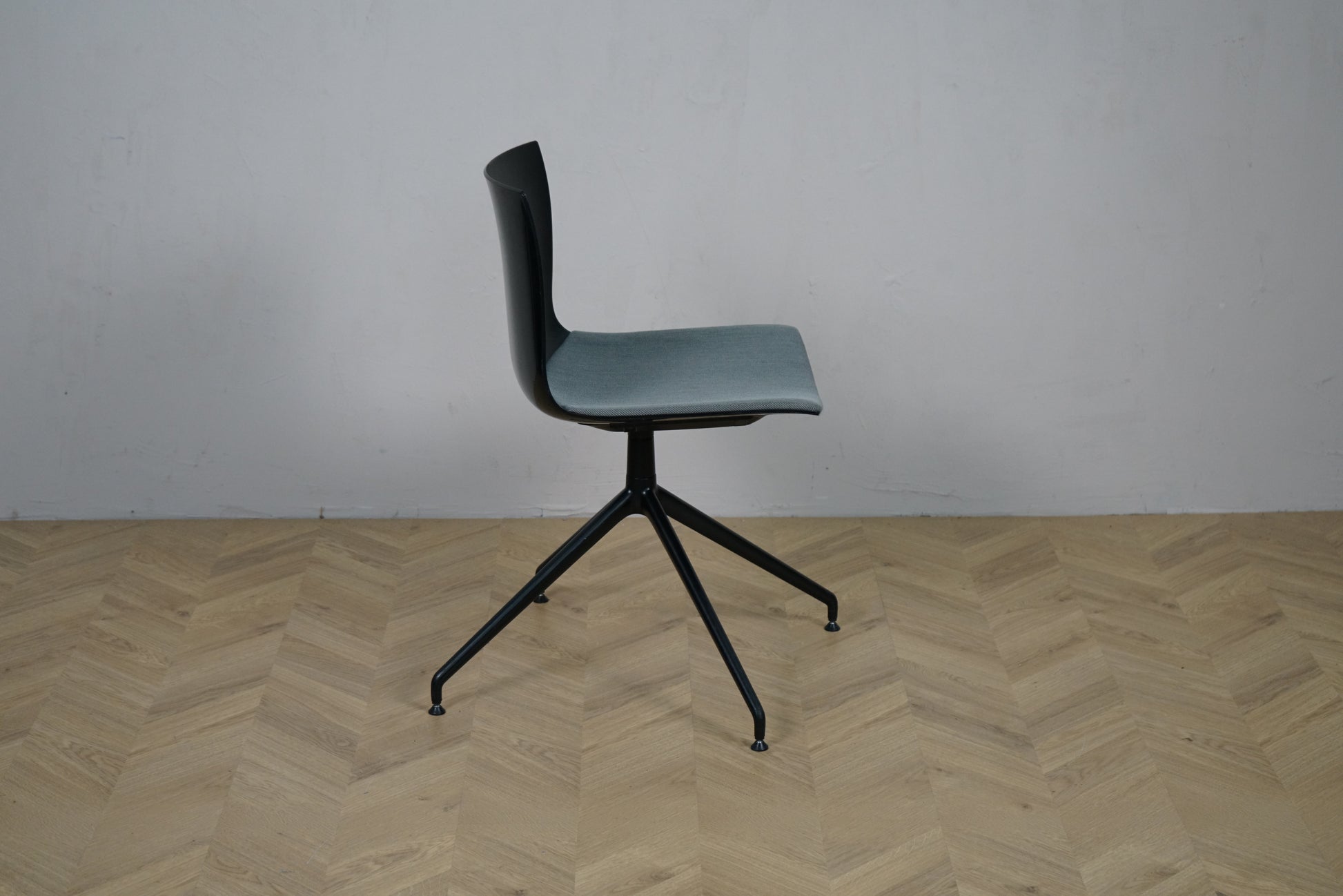 Arper Catifa 46 konferencestol set fra siden med sort drejestel i aluminium