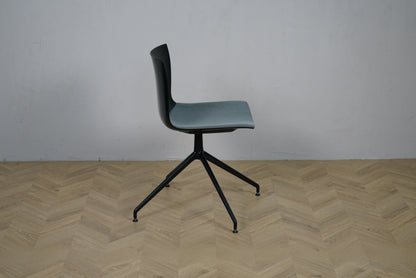 Arper Catifa 46 konferencestol set fra siden med sort drejestel i aluminium