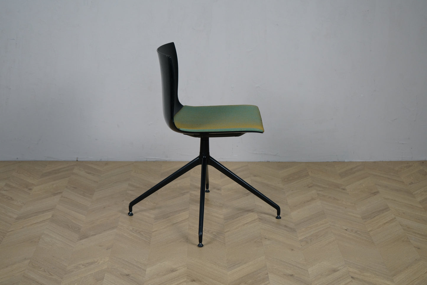Arper Catifa 46 konferencestol set fra siden med sort drejestel i aluminium