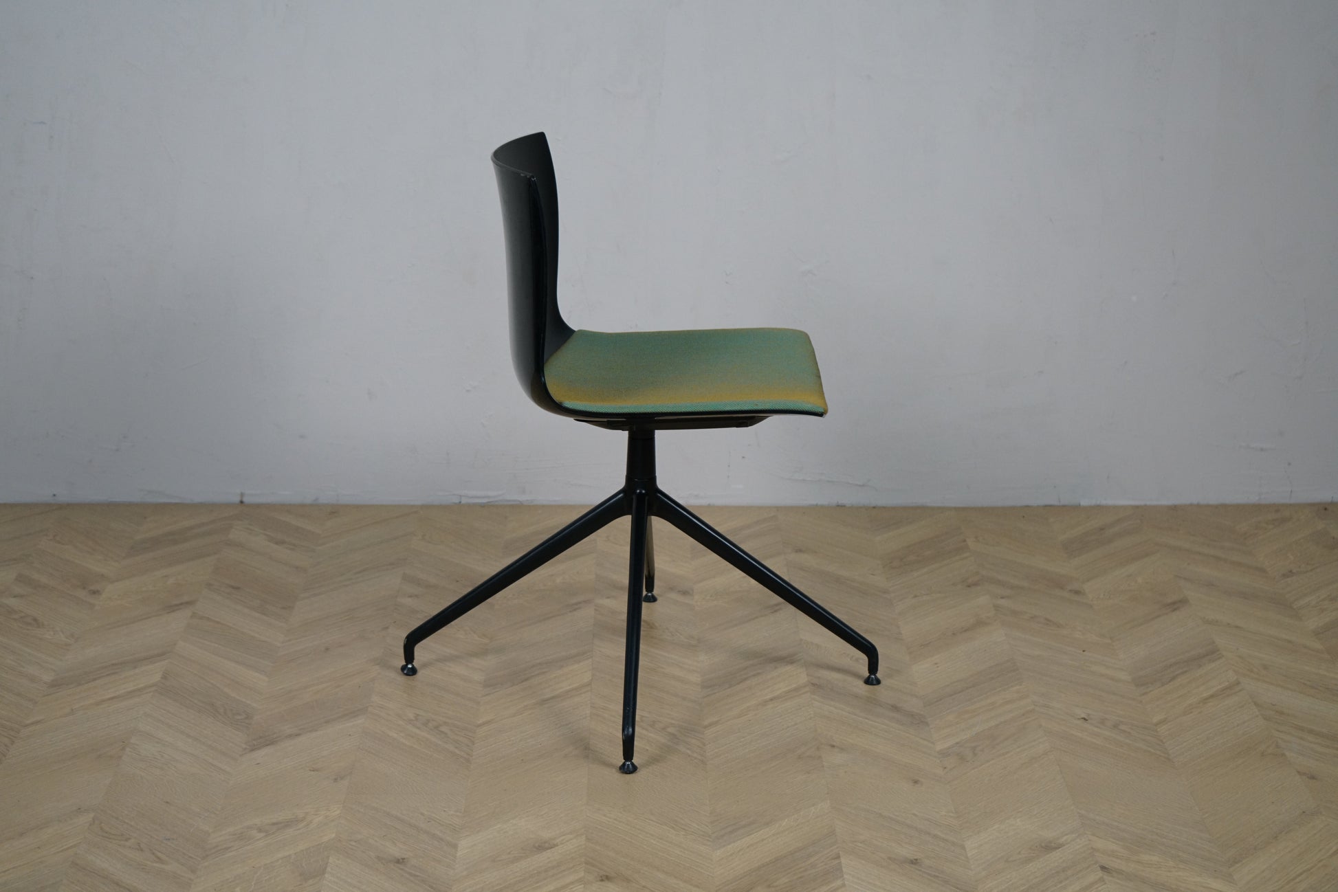 Arper Catifa 46 konferencestol set fra siden med sort drejestel i aluminium