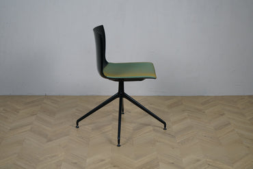 Arper Catifa 46 konferencestol set fra siden med sort drejestel i aluminium