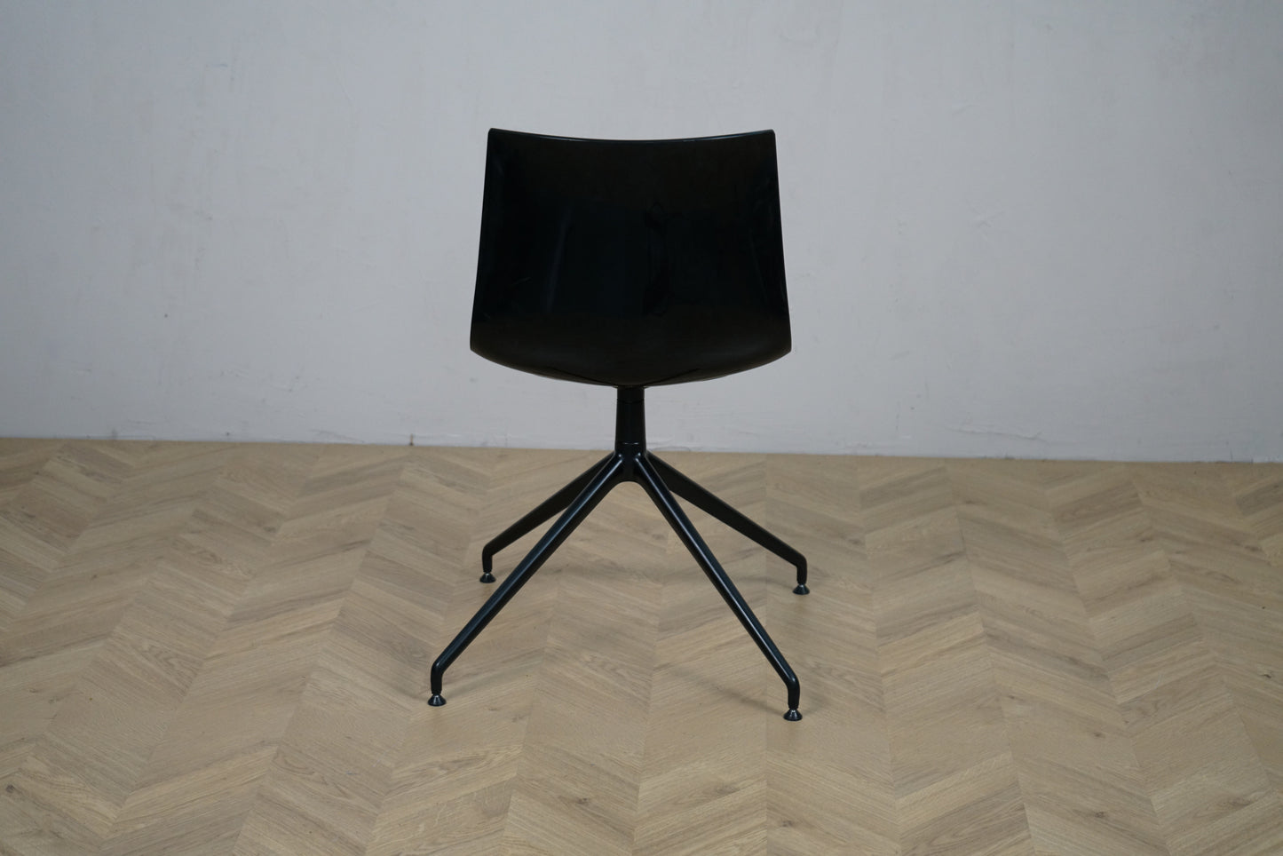 Arper Catifa 46 konferencestol set bagfra med gul polstring