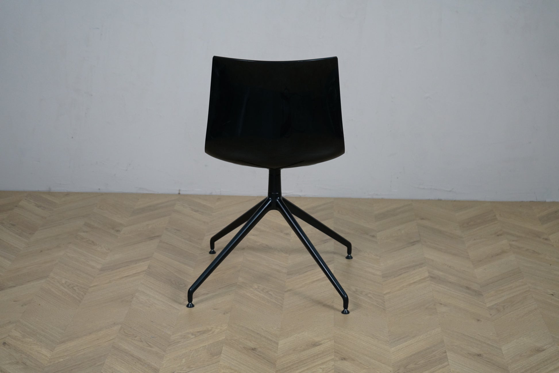 Arper Catifa 46 konferencestol set bagfra med gul polstring