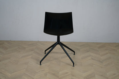 Arper Catifa 46 konferencestol set bagfra med gul polstring