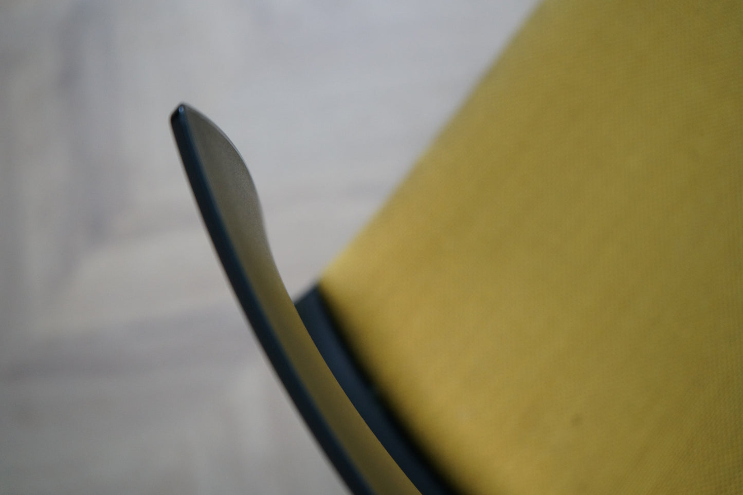 Close up af Arper Catifa 46 konferencestolens gule polstring