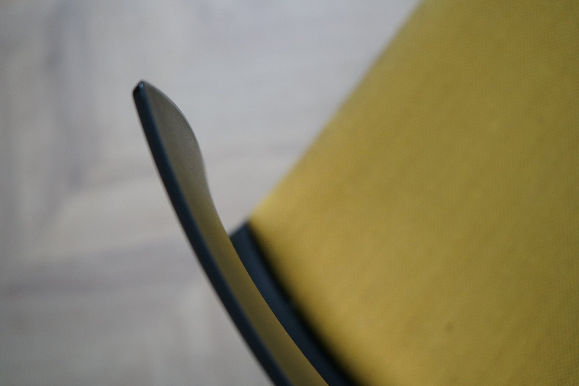 Close up af Arper Catifa 46 konferencestolens gule polstring