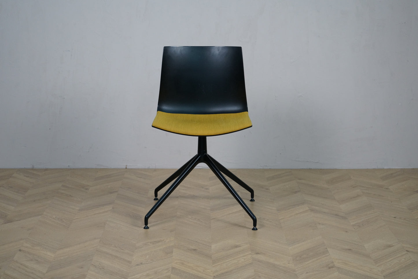 Arper Catifa 46 konferencestol set forfra med gul polstring og sort aluminium drejestel