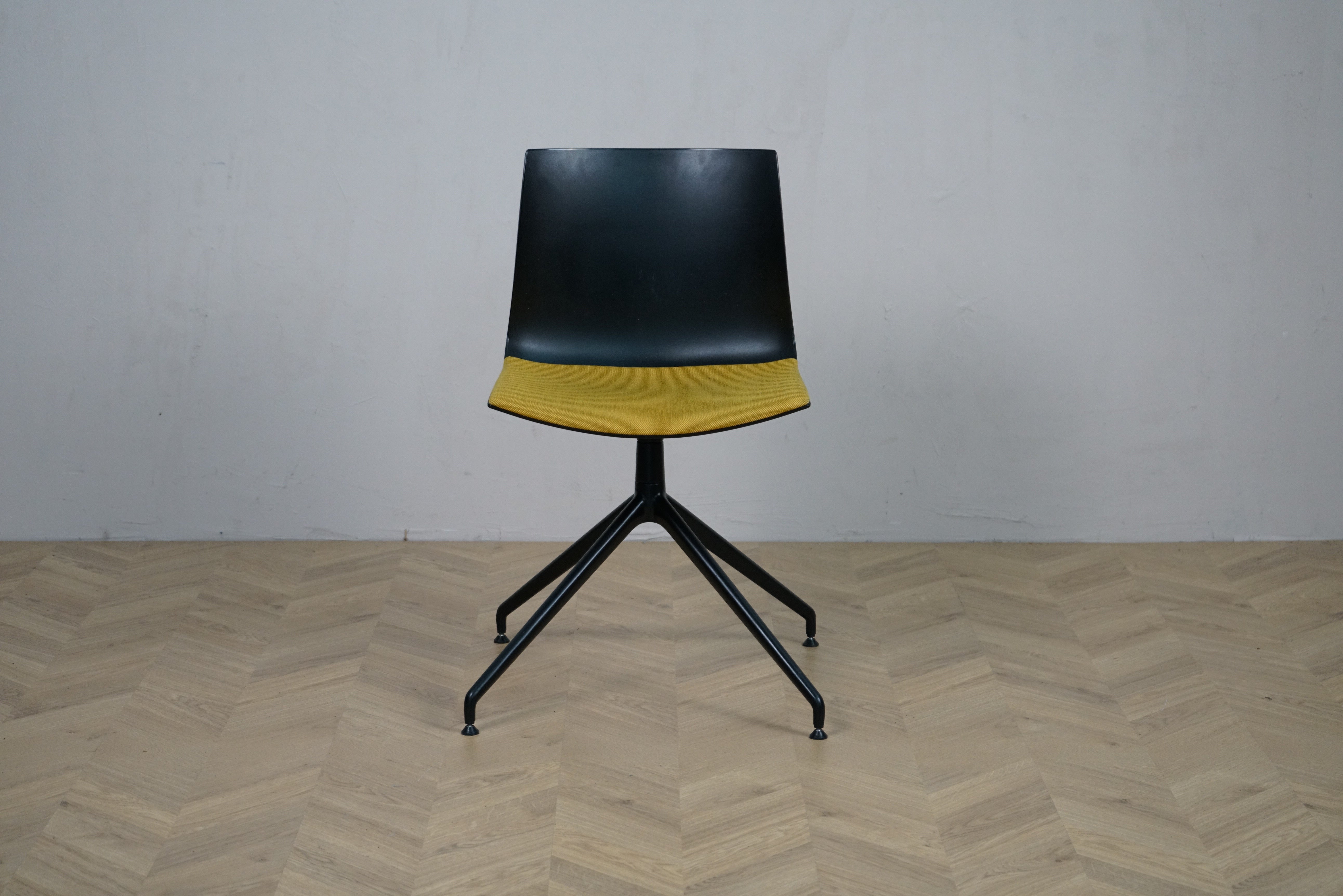 Arper Catifa 46 konferencestol set forfra med gul polstring og sort aluminium drejestel