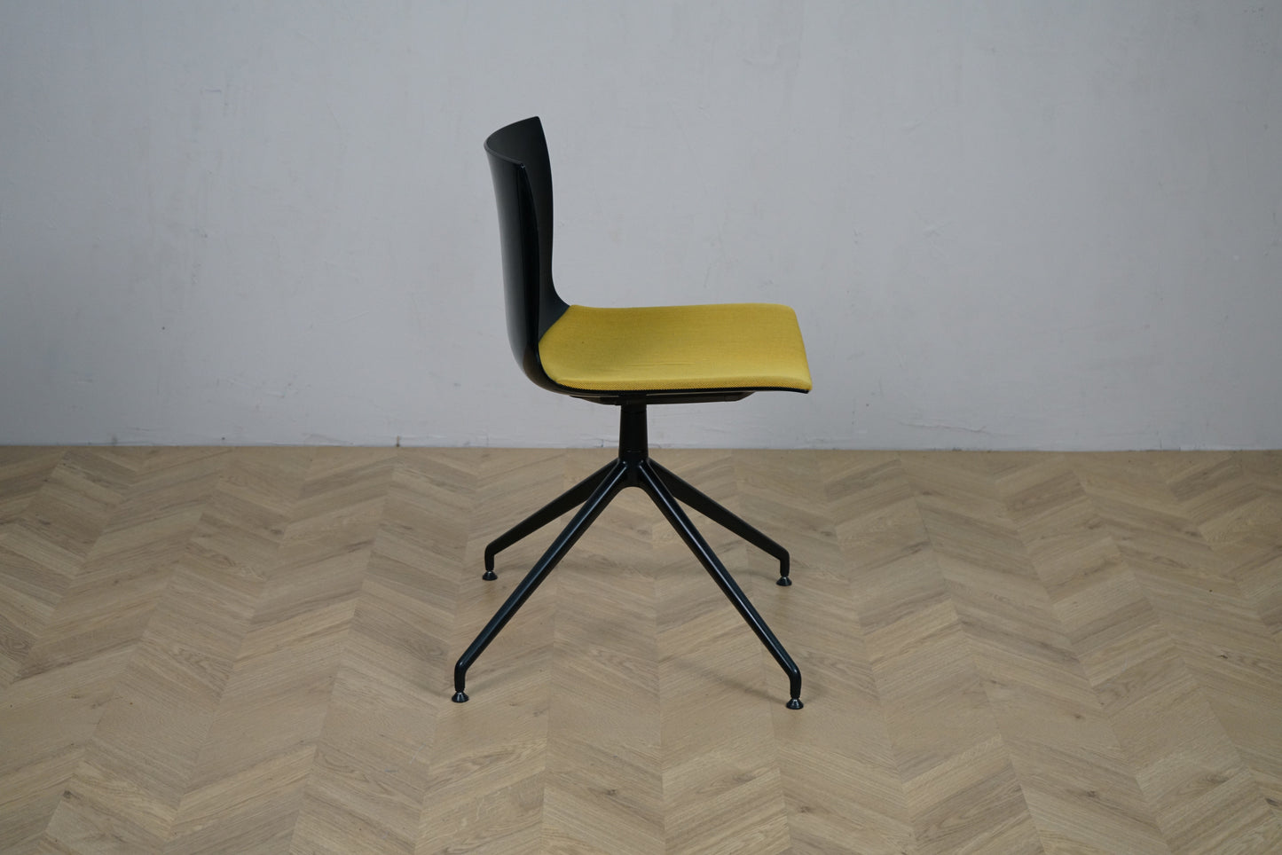 Arper Catifa 46 konferencestol set fra siden med sort drejestel i aluminium