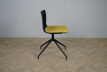 Arper Catifa 46 konferencestol set fra siden med sort drejestel i aluminium