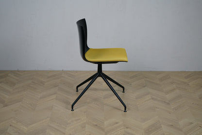 Arper Catifa 46 konferencestol set fra siden med sort drejestel i aluminium