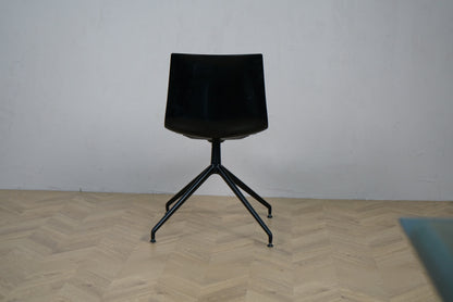 Arper Catifa 46 konferencestol set bagfra med orange polstring