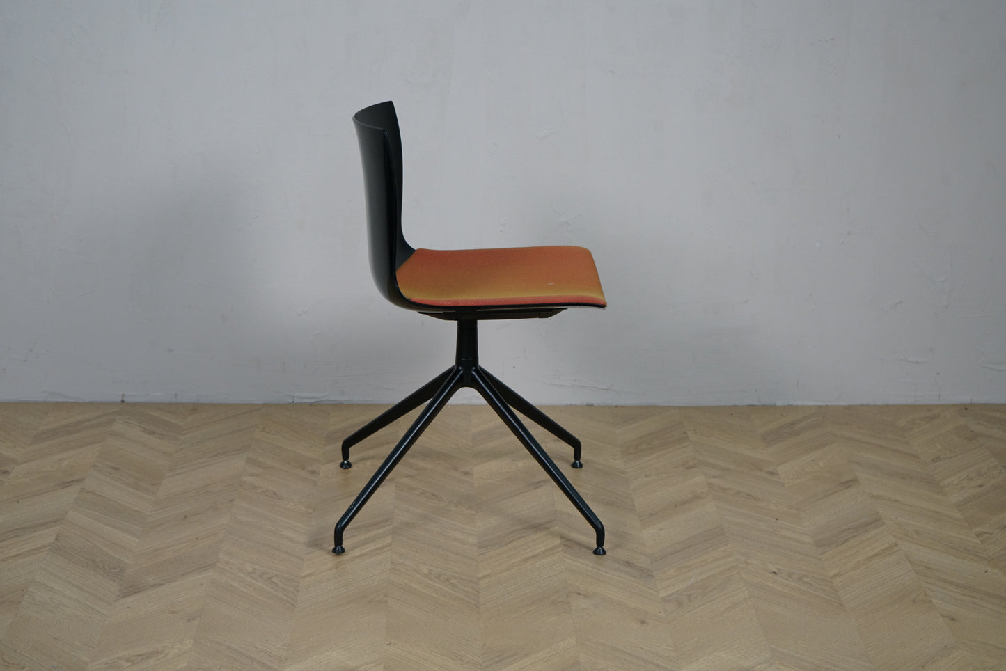 Arper Catifa 46 konferencestol set fra siden med sort drejestel i aluminium